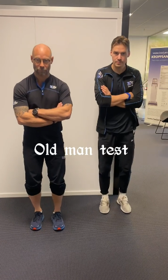 雙腳赤足,雙手交叉環抱於胸前。