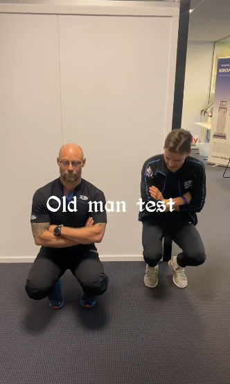 保持雙手姿勢,緩慢下蹲。