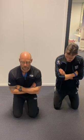 雙膝跪在地上。