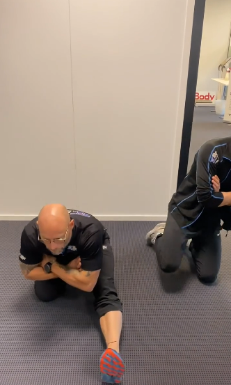 依序伸出雙腳,直至完全坐在地面上