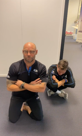 從盤腿姿勢發力,回復至跪姿。