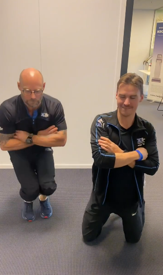 從跪姿中,不靠外力支撐站起。