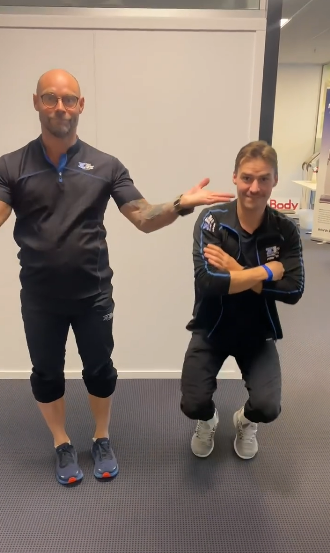 完成站立,放下雙手。