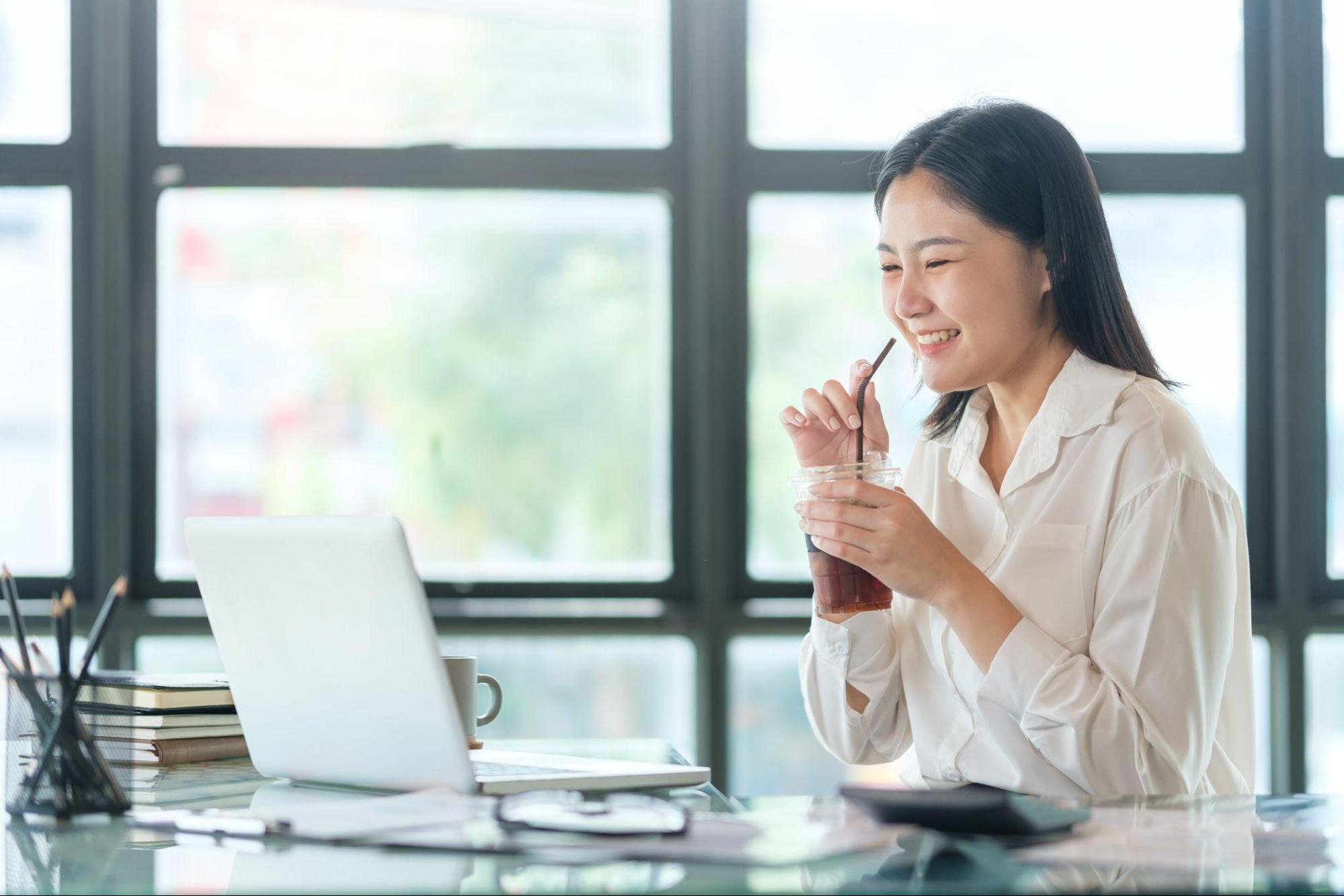 寒濕多與長期處於寒冷潮濕的環境，未及時保暖（如長時間在冷氣房、多雨季節）或過量進食生冷食物（如冷飲、刺身）有關。