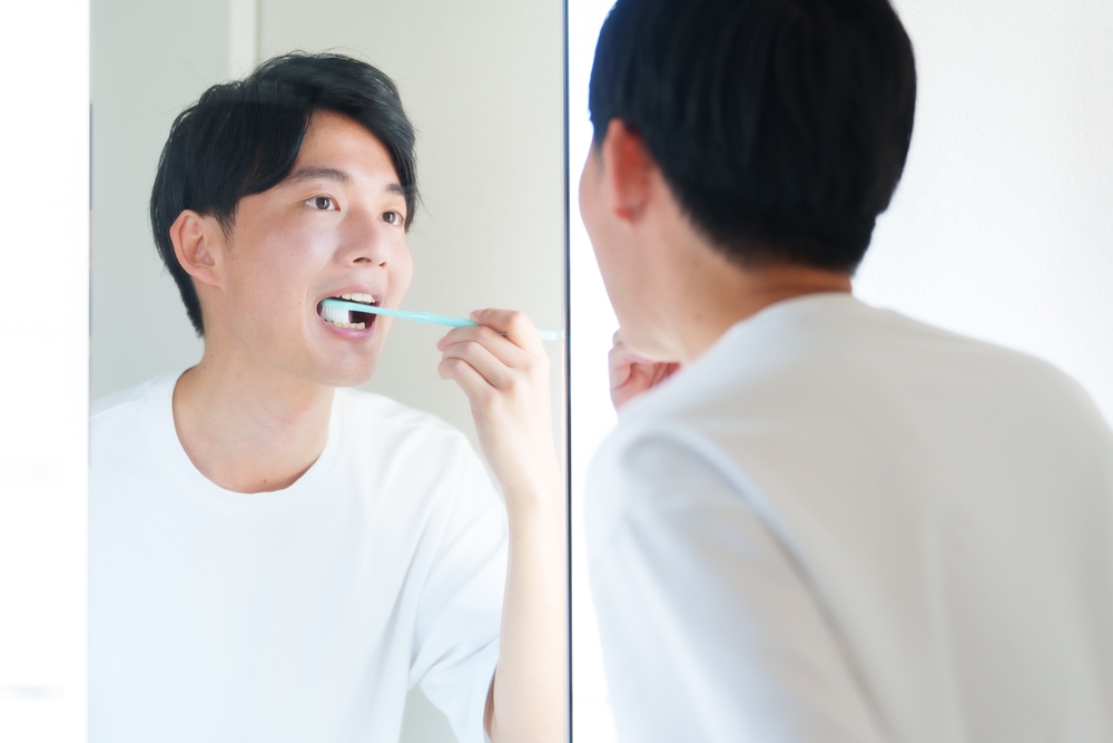 除了每天早晚刷牙,更要同時使用牙線清潔牙縫和牙齦邊緣。