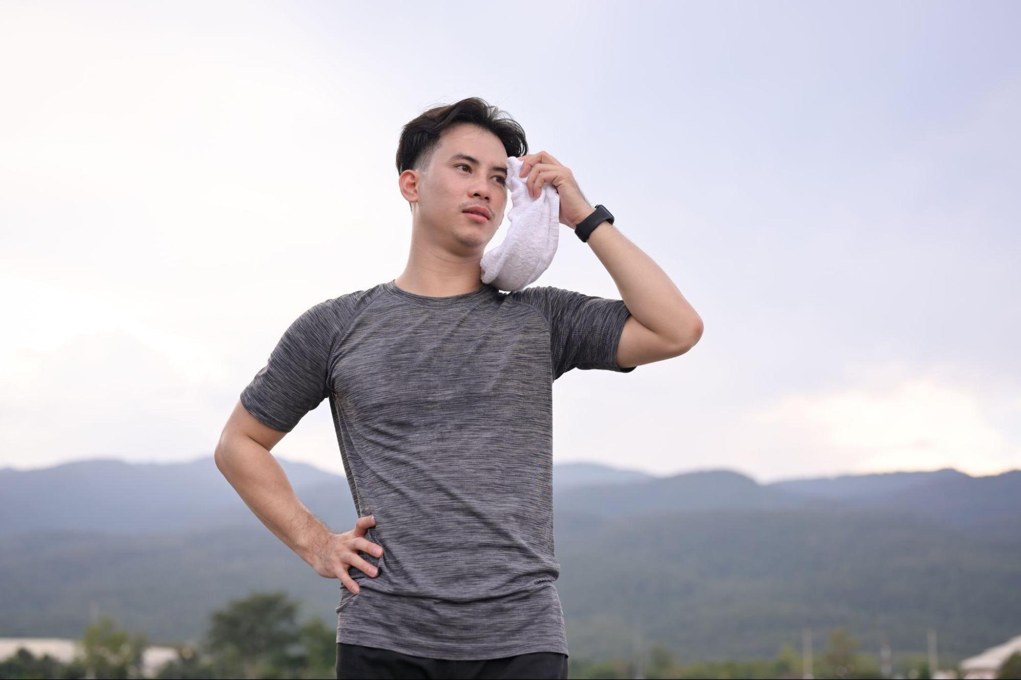 夏天氣溫高、濕氣重,運動後的汗水夾雜著細菌,不僅讓身體黏膩,更可能產生難以言喻的汗味。