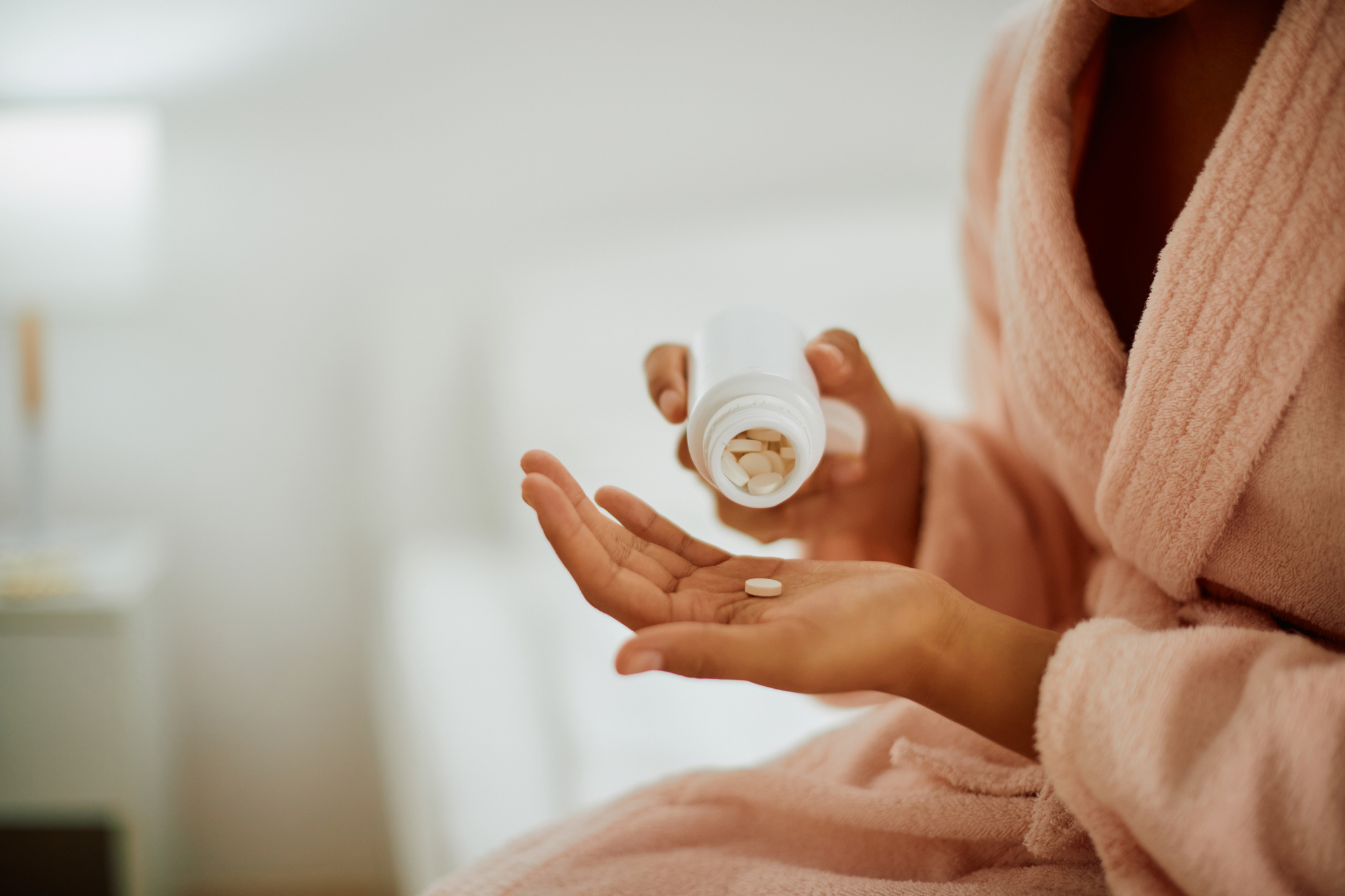 撲熱息痛是一種常見的非處方止痛退燒藥，能透過抑制前列腺素來緩解多種疼痛並降低發燒。