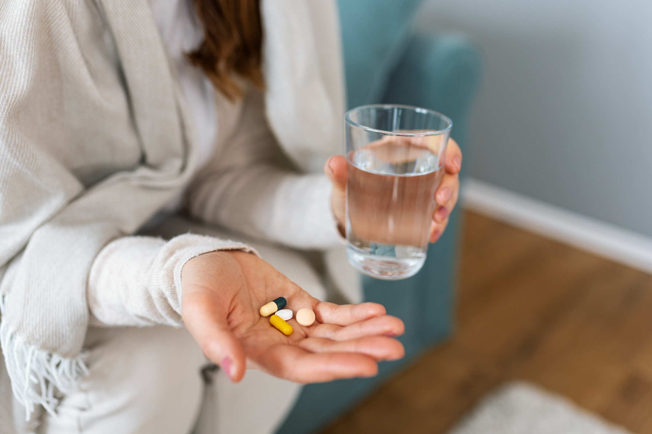 判斷是否服用撲熱息痛應先觀察症狀，若不適持續或加劇再考慮服藥，若服藥後仍無效則應立即就醫。