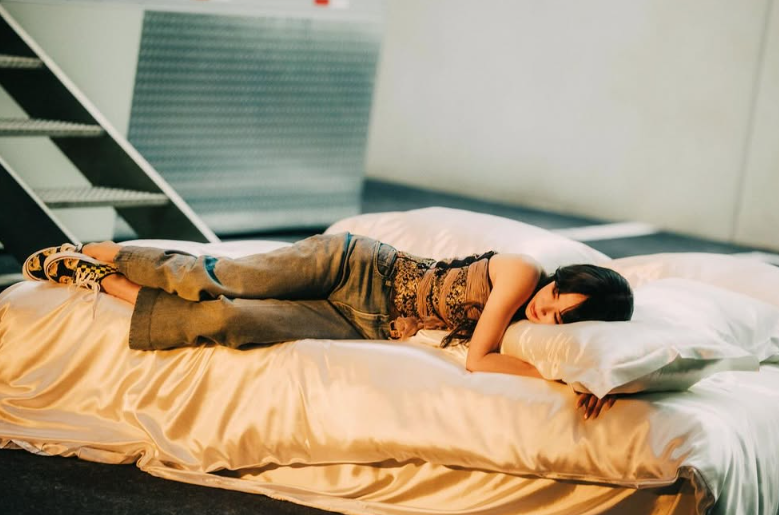 蔡依林在最新一集的Podcast節目《Pleasure Talks》中,坦誠地分享,自己之所以會建立如此規律的早睡習慣,是因為早前曾確診患上帶狀疱疹,俗稱「生蛇」