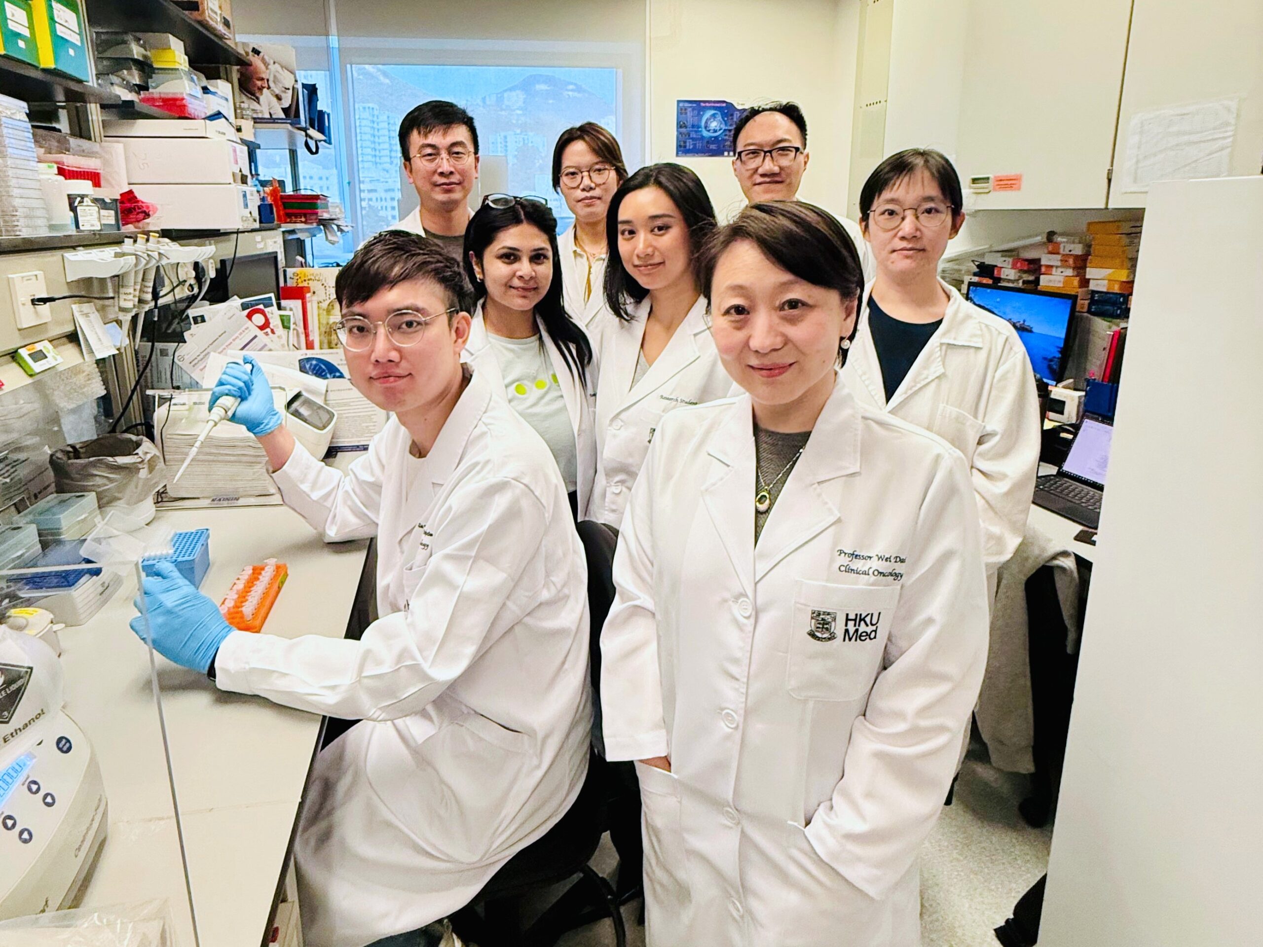 港大醫學院的一項突破性研究,便成功揭示EB病毒,猶如「積木大師」般,主動重組及改裝我們癌細胞內基因組的驚人致癌機制!這項重大發現,已發表於國際頂尖期刊《自然-通訊》。