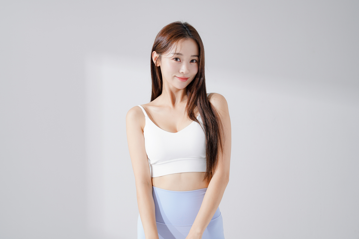 冷凍溶脂是一種利用脂肪細胞對低溫特別敏感的特性,透過精準冷卻技術使其自然凋亡並隨身體代謝排出,從而達到安全、非侵入性地減少局部頑固脂肪的體態塑形療程。