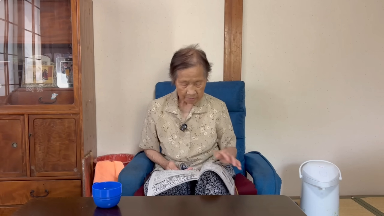 她會堅持做廣播體操，接著打掃、看報紙，或偶爾追看感興趣的連續劇。