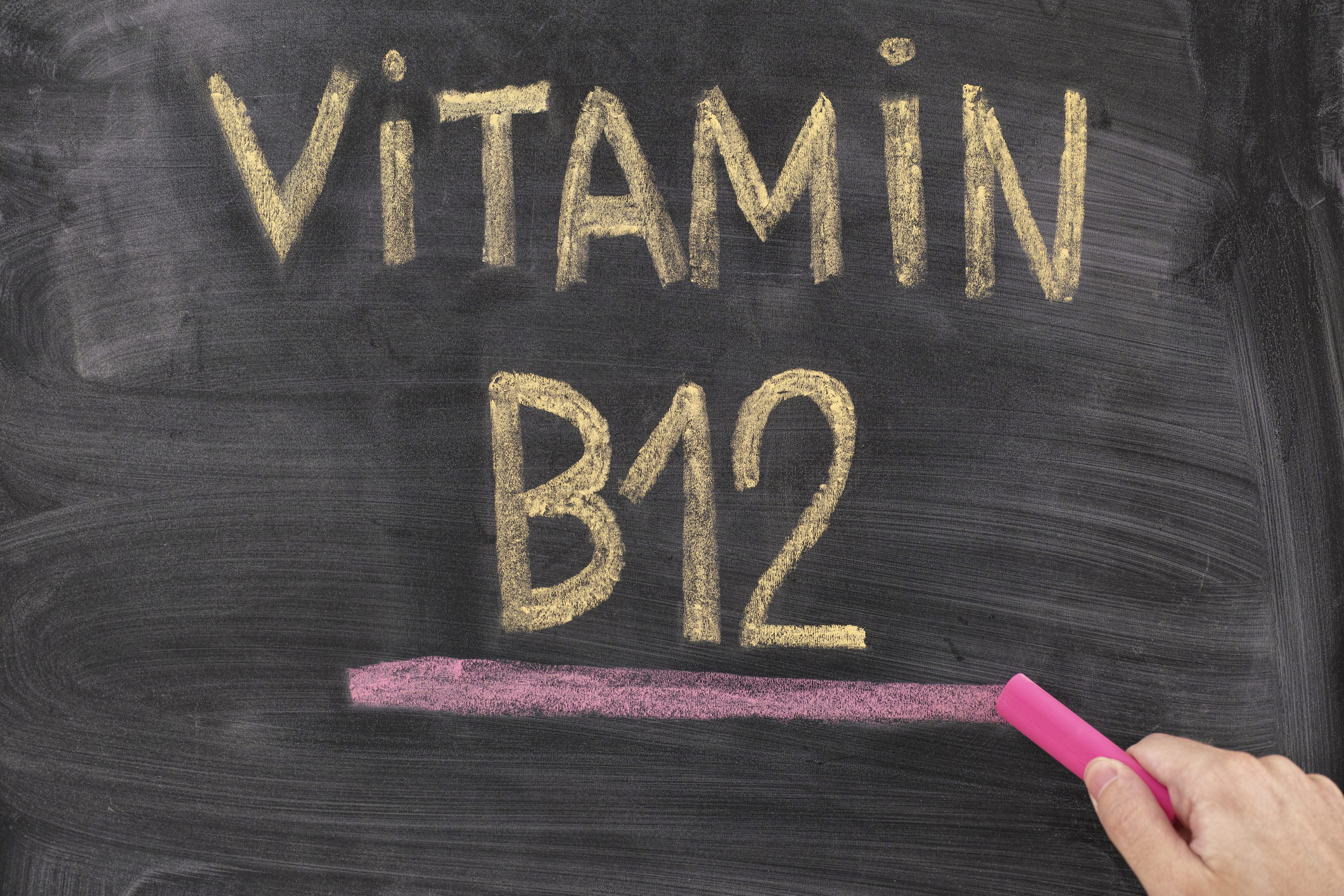 維他命B12是維他命B群中不可或缺的一員。它獨特之處在於含有礦物質鈷,且人體無法自行合成,必須透過飲食來獲取。