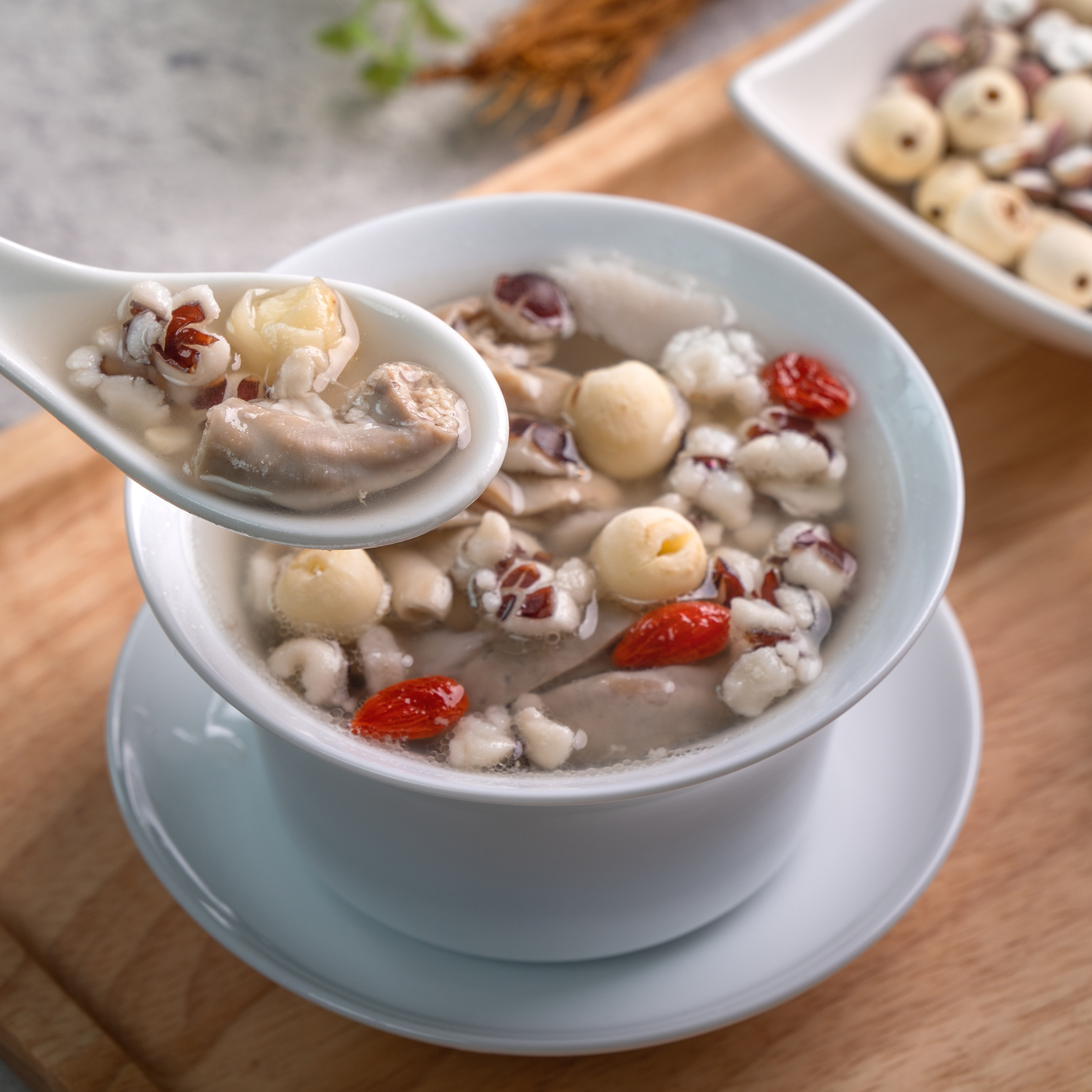 四神湯的魅力不只在於其溫和的養生功效，更在於其極高的彈性，能與多種食材完美結合，創造出不同風味與營養的組合。