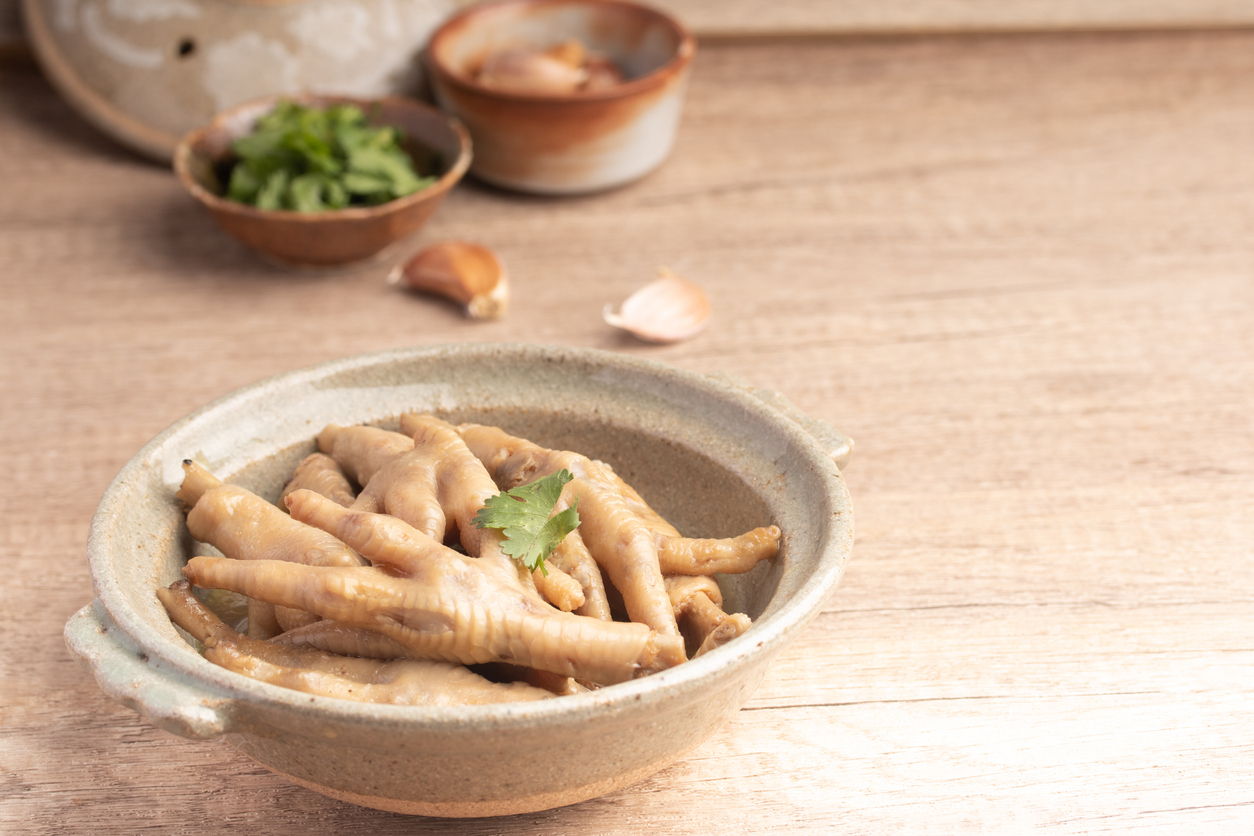 花生雞腳湯的烹煮方式與搭配食材變化多樣，旨在滿足不同的健康需求和口味偏好。