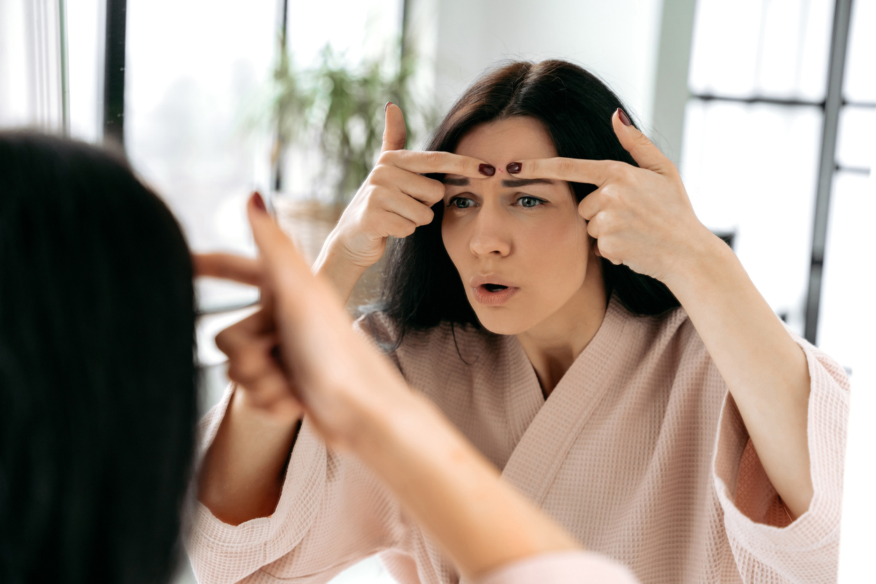 眉部暗瘡的形成絕非偶然,如果發現眉毛生暗瘡就要特別注意幾點原因。