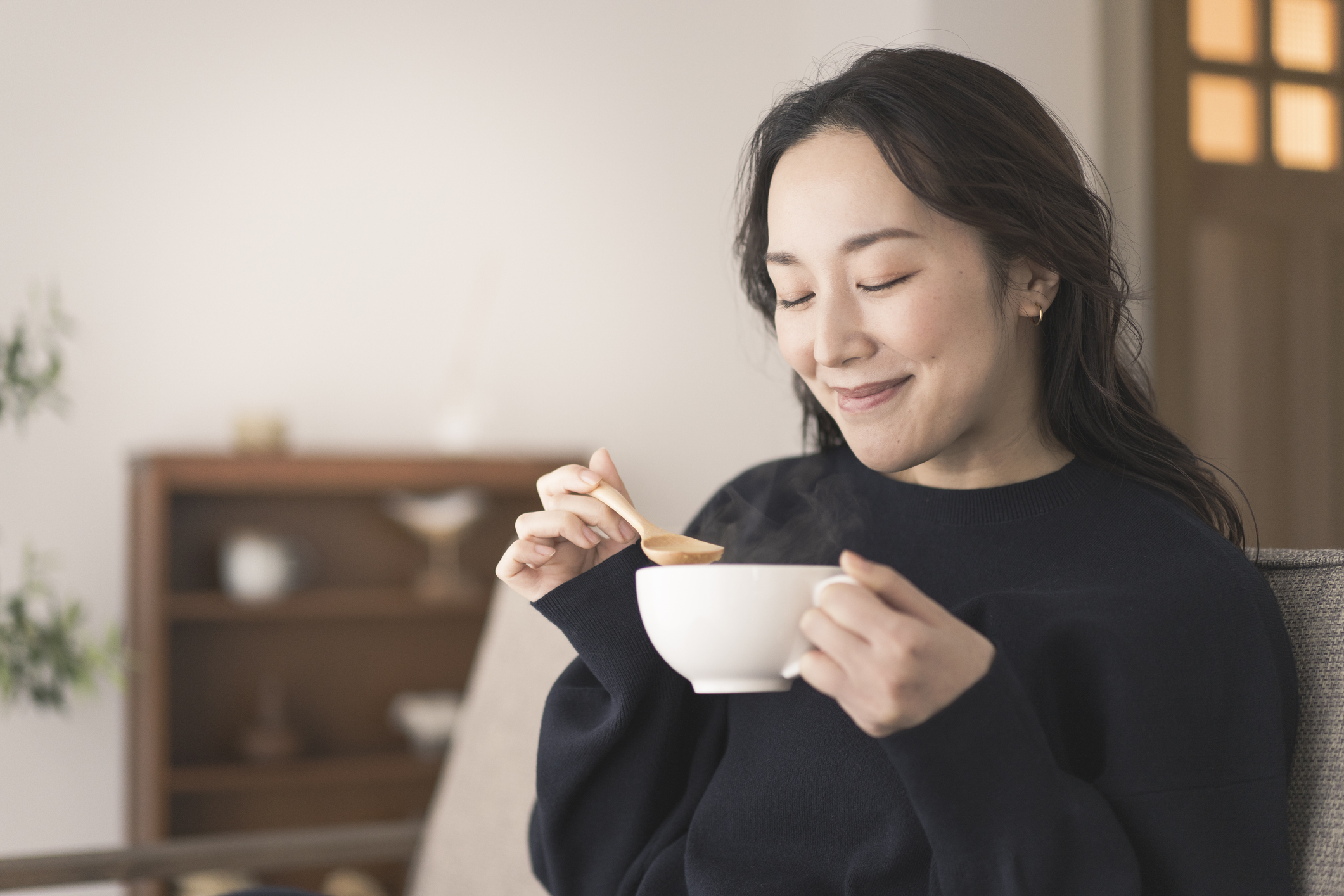 在外感後肺部陰虛、發燒後津液受損,或是因用聲過度而出現音嘶啞的情況,適量食用沙參,或可有助於身體恢復。