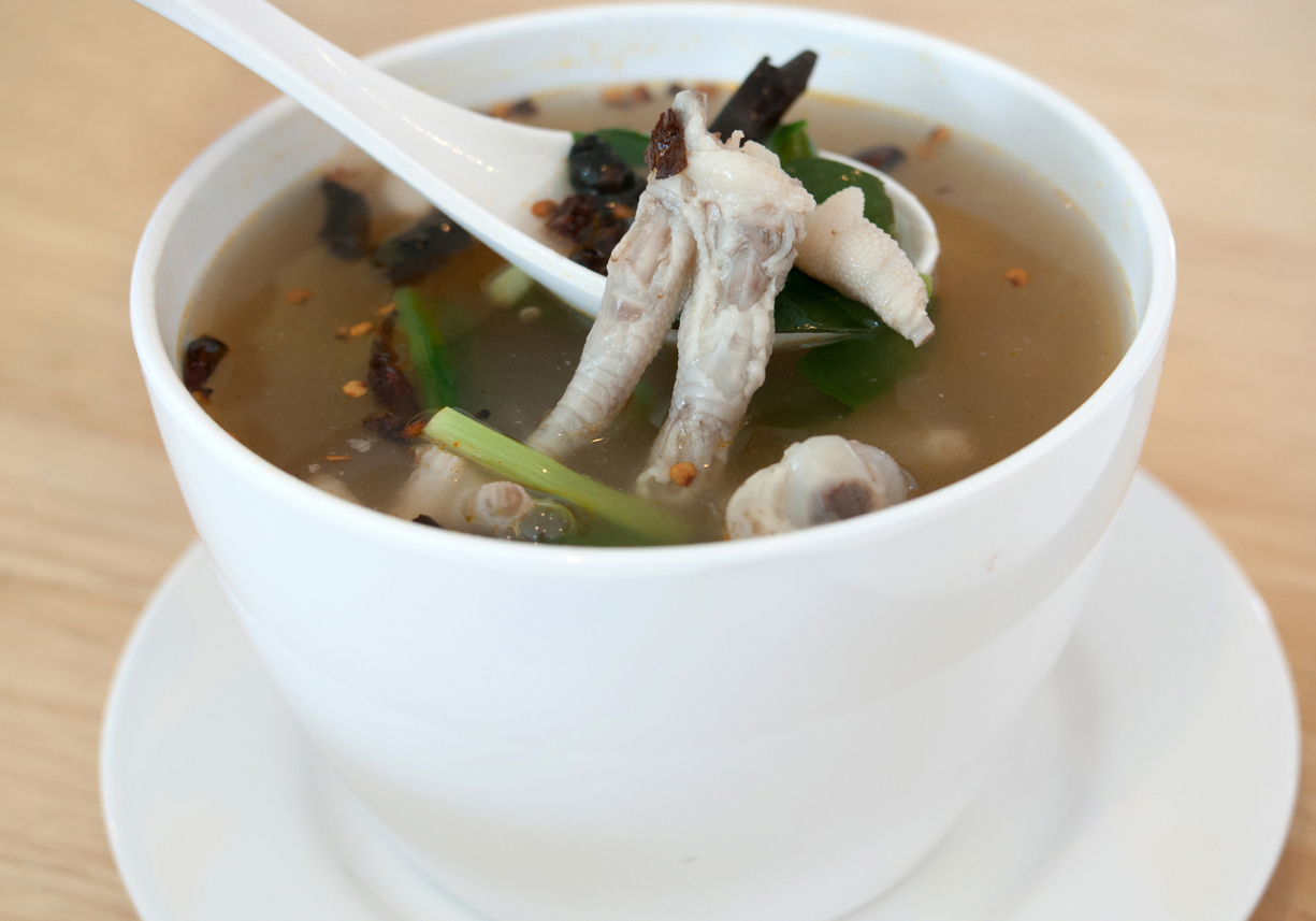 為了幫助你更好地理解和享用雞腳湯，我們整理了幾個常見問題。