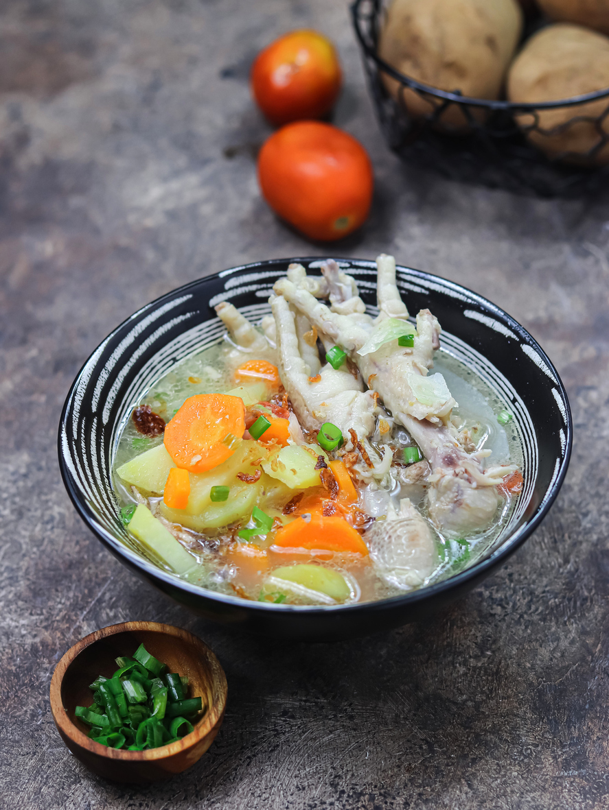 雞腳湯是一款深受喜愛的湯品，以雞腳為核心食材精心熬製。