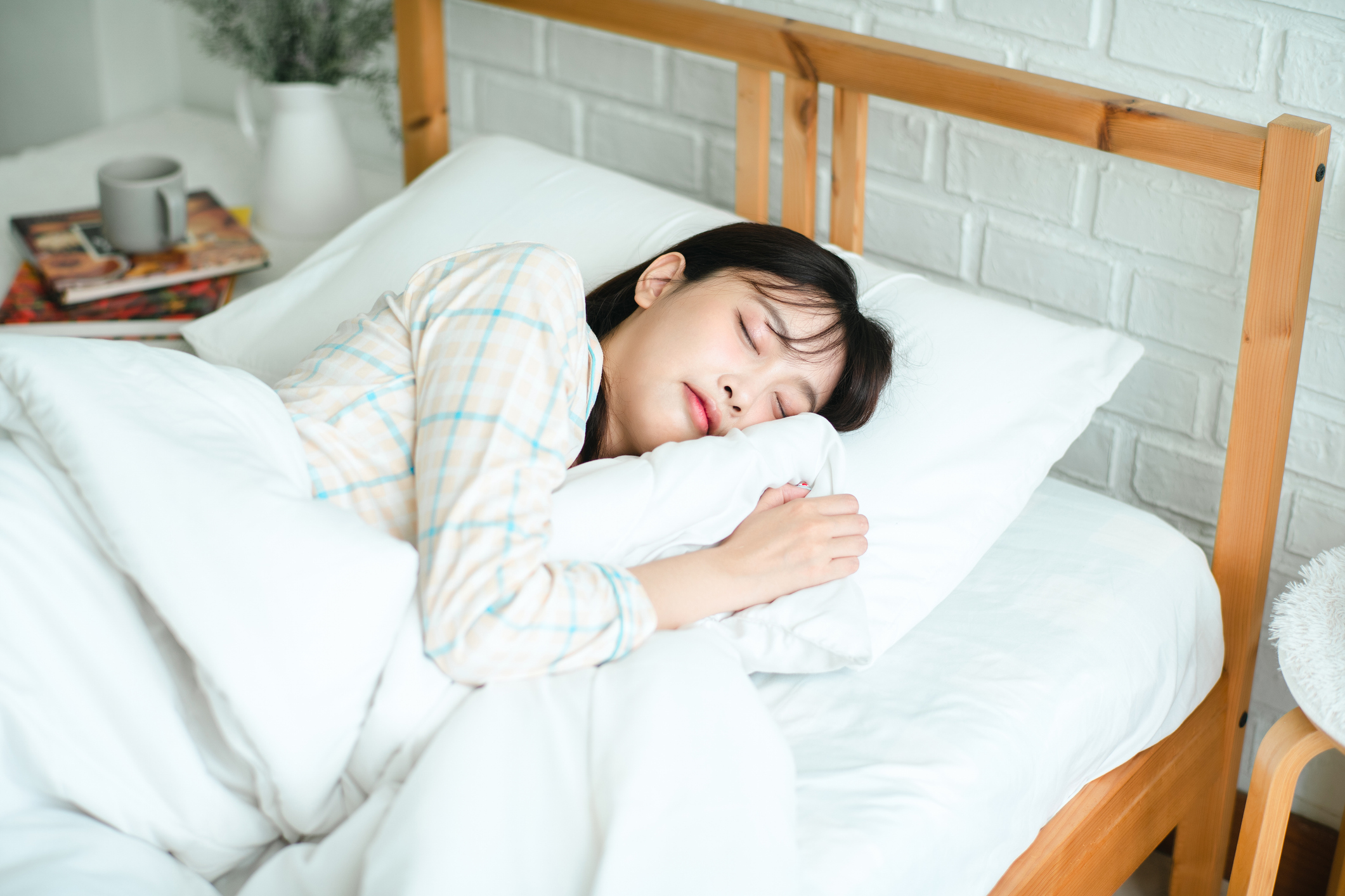 台灣營養師高敏敏在社交平台發文指出,其實,擁有優質「美容覺」的關鍵,並非在於「幾點睡」,而是在於您有否做到「規律」與「睡夠」這兩大黃金原則!