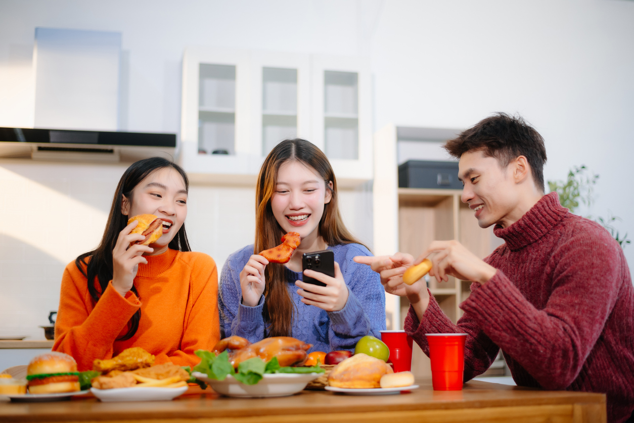 醫生指出長期飲食過量，不僅會讓身材走樣，更可能引發一連串嚴重的健康問題