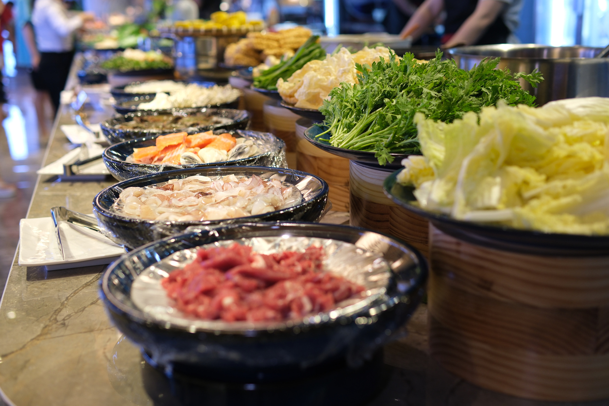 許多人以「吃回本」為目標選擇火鍋放題，專挑和牛、五花肉、高檔海鮮和精緻甜點等高單價食材，忽略健康的蔬菜。