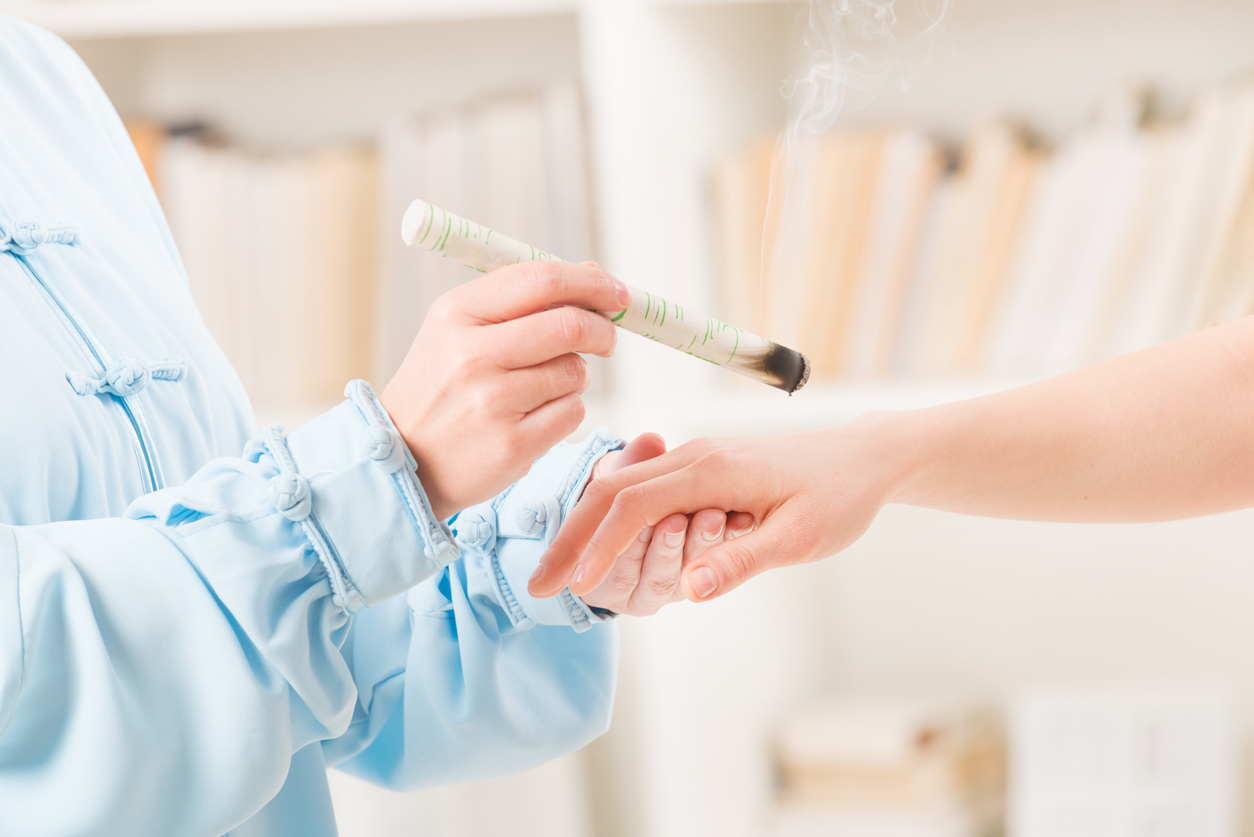 艾條是「艾灸」療法的其中一種,是由綿紙包裹艾絨並製成的圓柱形卷體,能通過熏烤人體穴位來促進氣血循環,達到陰陽調和、溫經散寒等功效。