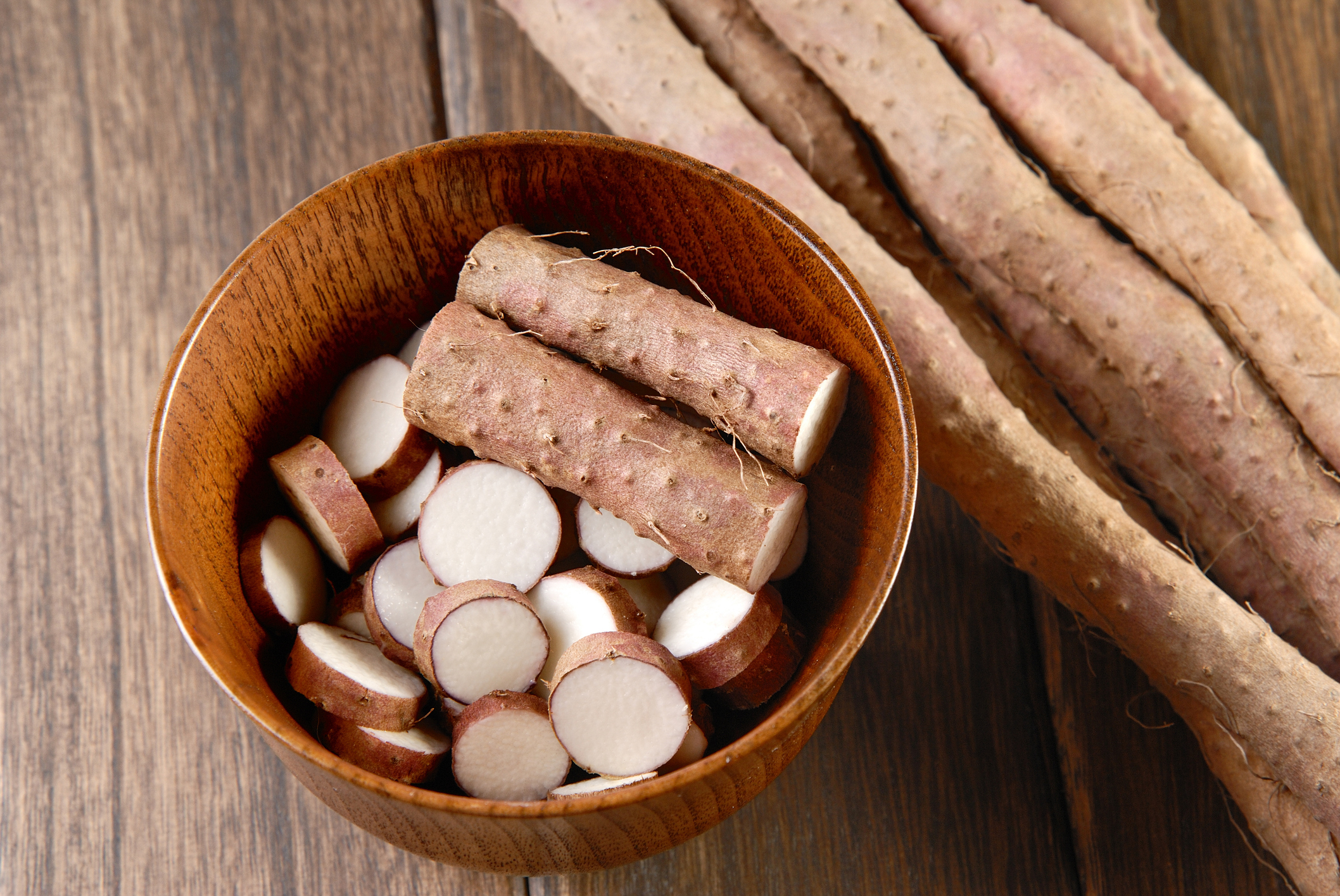 淮山湯,又稱山藥湯,是以營養豐富的淮山為主要材料,經過精心煲製而成的湯品。