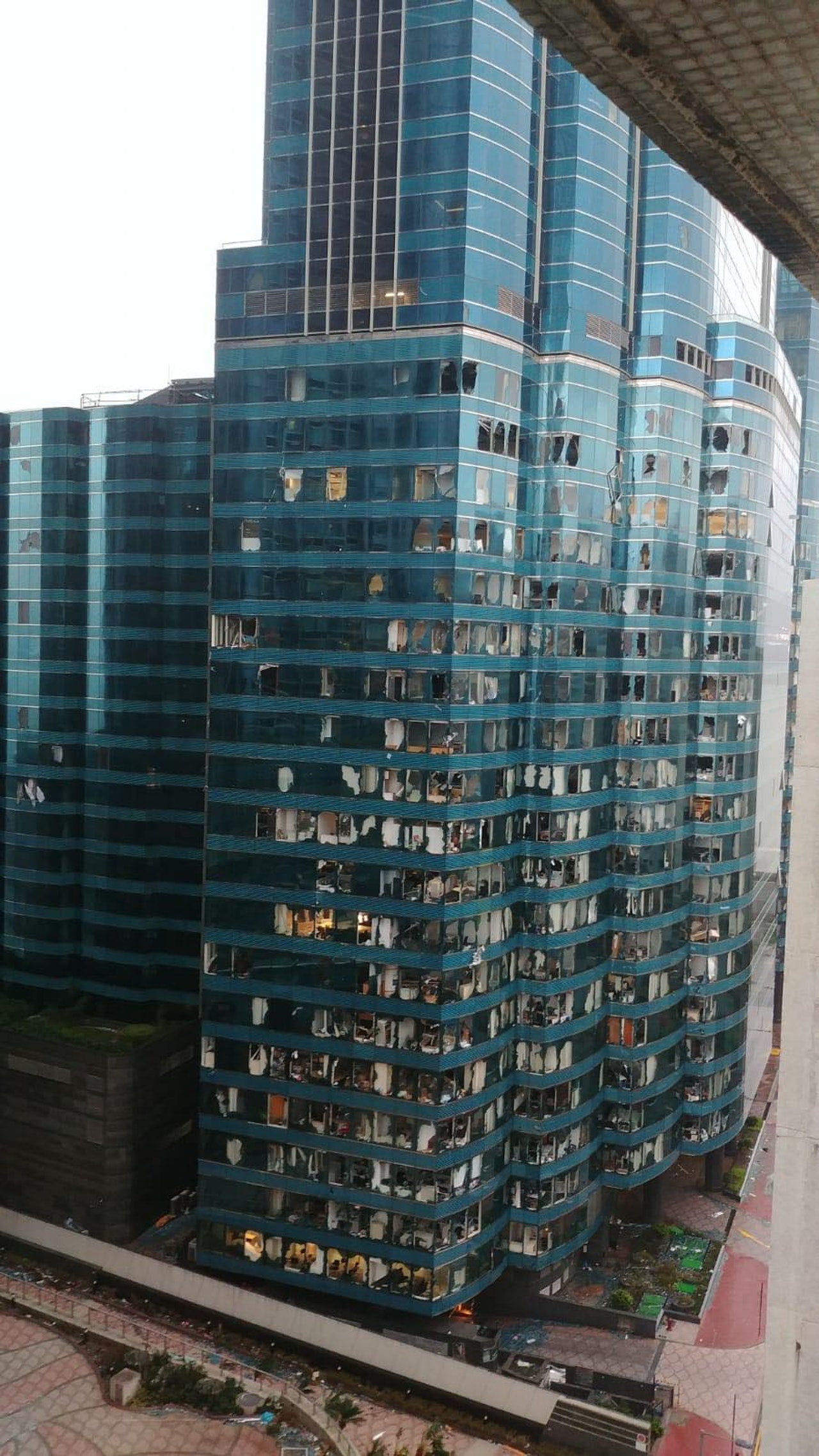 2018年颱風山竹襲港，紅磡海濱廣場幕牆破裂。