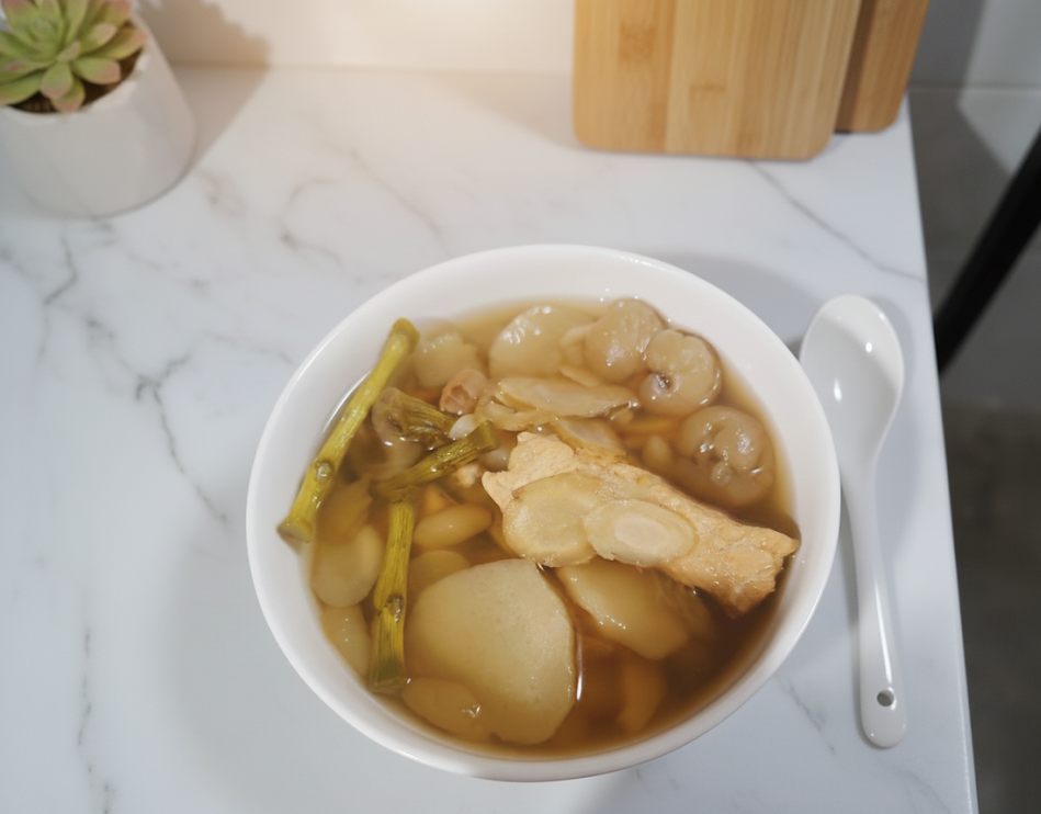 這個湯品能夠清熱明目、滋養胃陰、生津止渴、補益氣陰，，並提升身體的抵抗力。