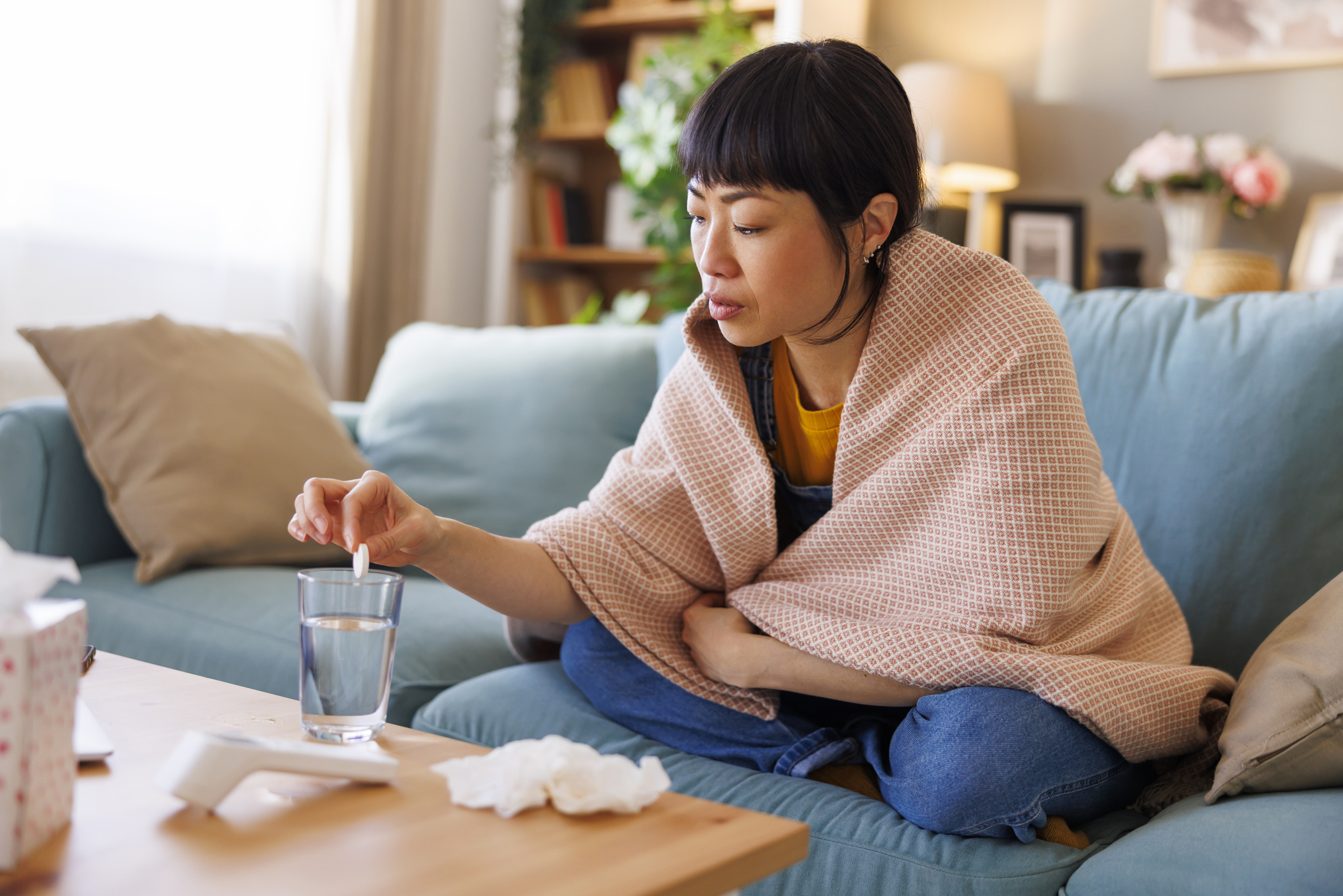 在挑選停止流鼻水的成藥時,應依據成因選擇,如過敏性鼻炎首選抗組織胺,感冒可選綜合感冒藥,急性鼻塞則可短期使用減充血劑,而最安全的日常保養則是生理食鹽水沖洗。