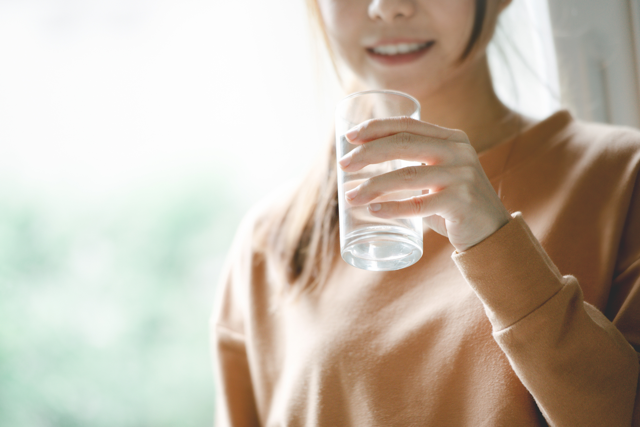 應對流鼻水可透過飲食調理輔助,多喝水和攝取維他命C能增強免疫力與稀釋黏液,同時避免辛辣刺激性食物,並可飲用蜂蜜薑茶來舒緩喉嚨不適。