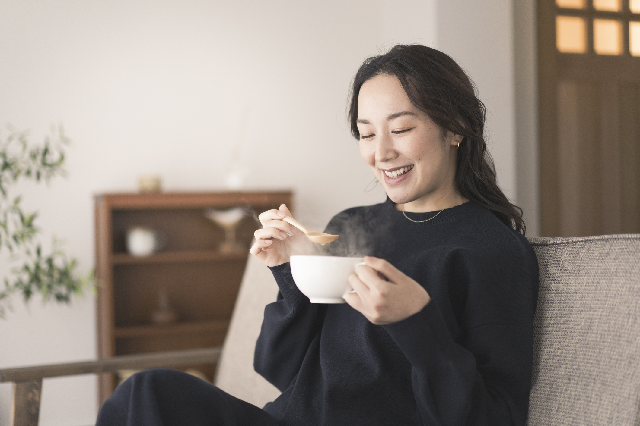 八珍湯的最佳飲用時機為女性經期後或產後、身體感到氣血不足時,通常建議在早晨或午餐後服用,並特別適合在秋冬季節進行調理。
