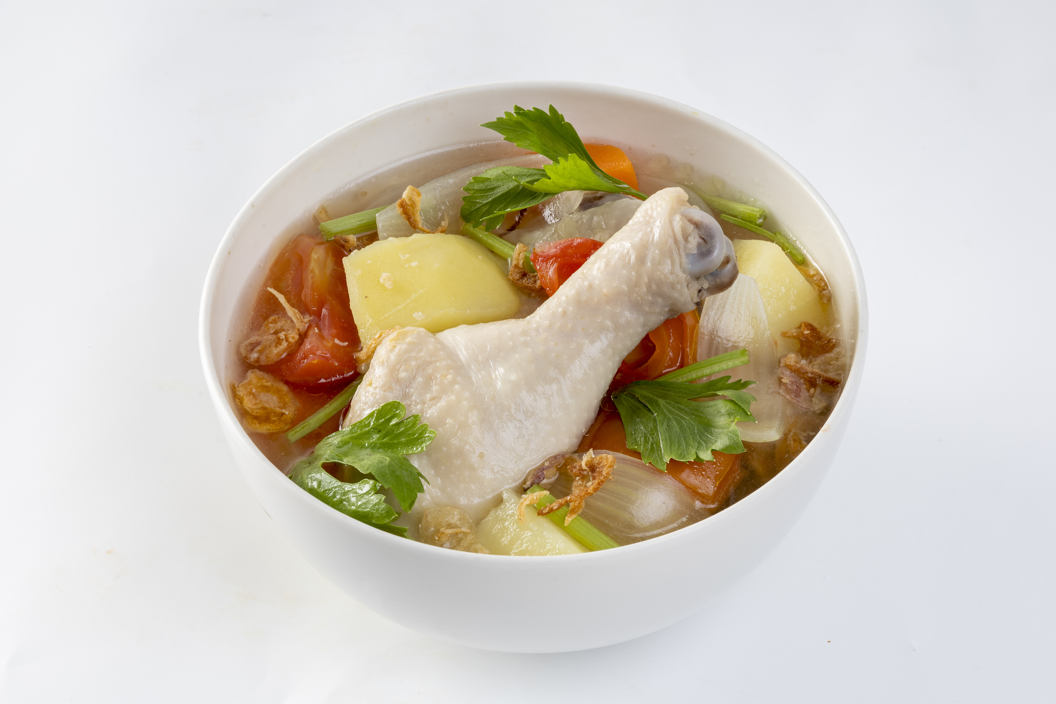烹煮冬瓜薏仁排骨湯、番茄薯仔瘦肉湯等富含利水消腫食材的湯品,能透過日常飲食有效改善水腫問題。
