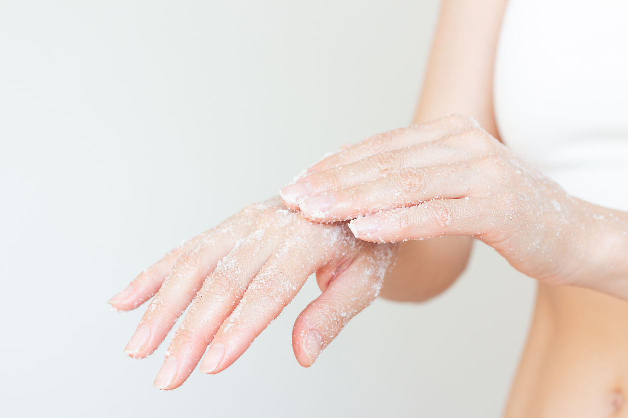 透過溫和去角質、加強保濕、調整生活習慣及飲食來輔助，是有效改善毛囊角化的居家護理方法。