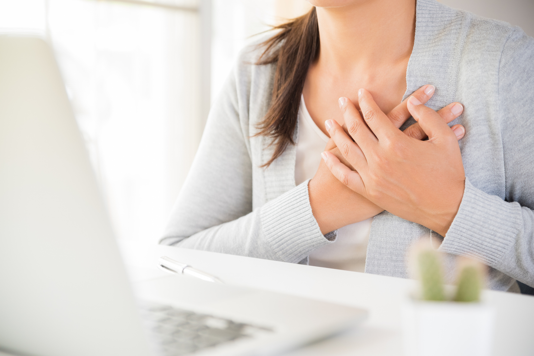 經期前常見的生理與心理症狀,包括下腹抽痛、乳房脹痛、腰痠、疲勞水腫、頭痛、長痘痘,以及情緒波動、焦慮易怒等,這些都是身體在月經來臨前發出的信號。