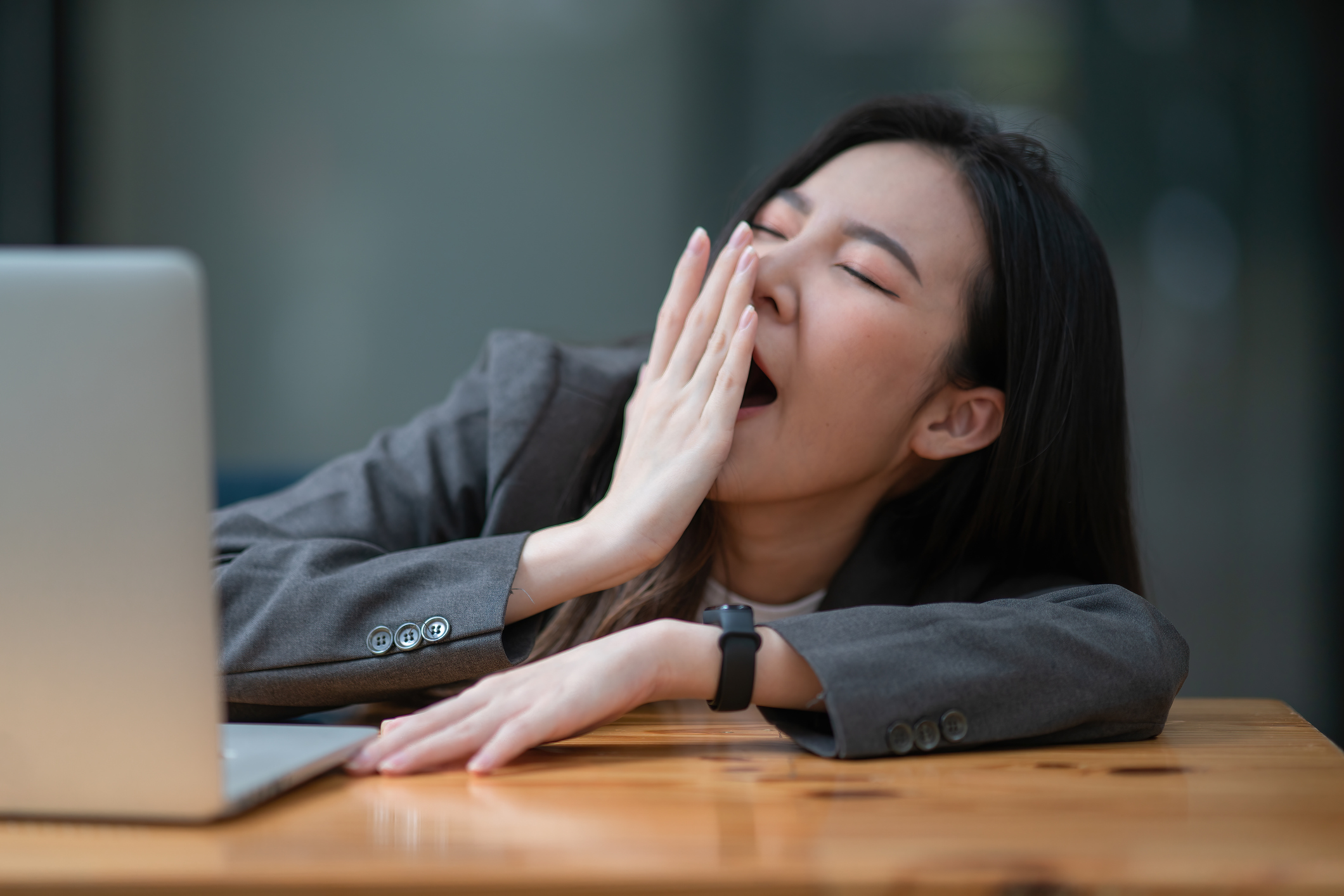 當月經遲來時,首先應驗孕排除懷孕,接著檢視壓力、作息、體重等生活習慣並觀察有無其他異常症狀;至於坊間的催經方法(如熱敷、薑茶或穴道按摩)僅能輔助調理,無法保證當天見效,若遲來超過 15 天且驗孕陰性則應儘早就醫。