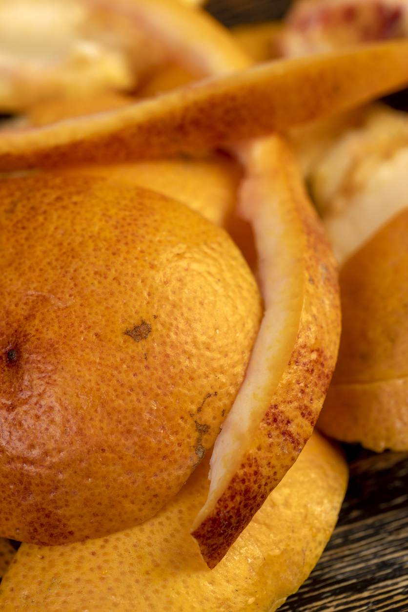 陳皮水(曬乾橘子皮)主要功效是理氣健脾和燥濕化痰,特別適合痰濕體質、消化不良或咳嗽痰多者,建議每日飲用量約200~300毫升。