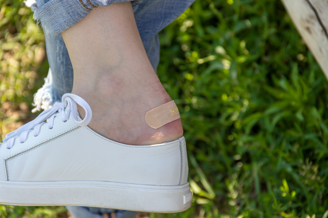 水泡護理的重點是保持患處乾爽並避免摩擦(可使用水泡貼減壓),未癒合前應避免游泳或劇烈運動,若出現紅腫、發熱、流膿或發燒等感染跡象應立即就醫。