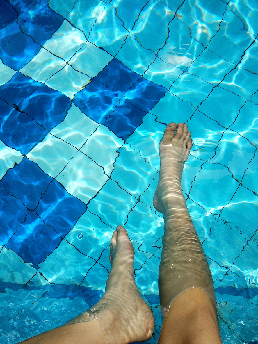 水泡未癒合時,應避免游水(防感染及皮膚軟化)和劇烈運動(防破裂),進行日常活動時務必用貼布妥善保護患處,並始終保持乾淨乾燥。