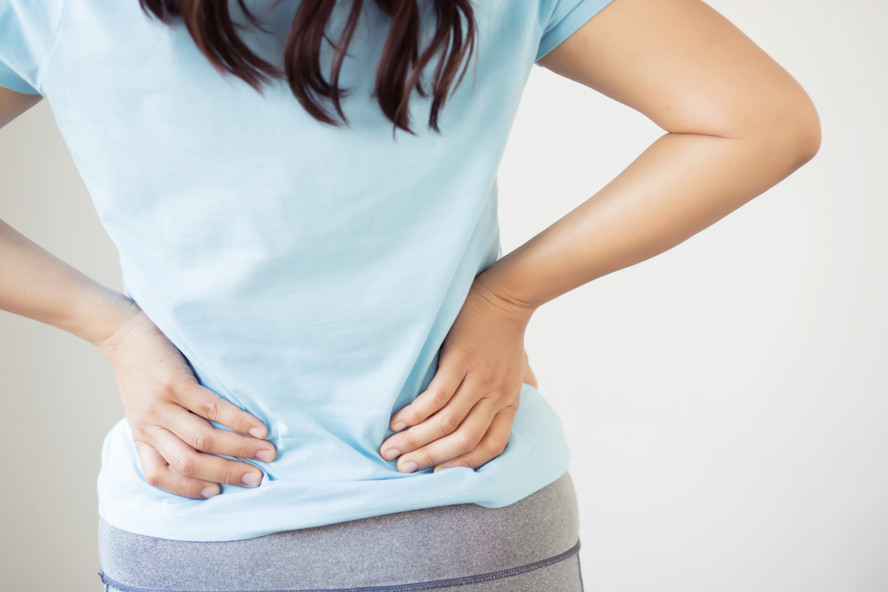 盆骨前傾除了造成假肚腩、腰背痛、臀髖不適和體態改變等症狀外，長期下來還可能導致關節壓力、運動表現下降、內臟功能受影響，甚至引發神經問題。