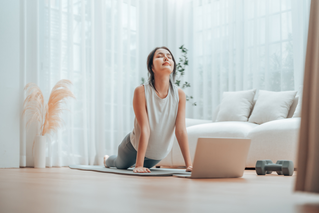 矯正盆骨前傾應從伸展開始，透過弓箭步伸展、貓牛式等動作，先放鬆緊繃的髂腰肌和大腿前側，為後續的矯正訓練打好基礎。