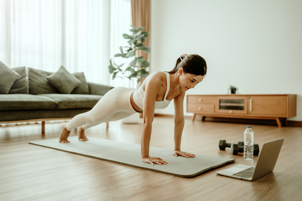 為矯正盆骨前傾，可透過橋式、平板支撐、骨盆傾斜和四足跪抬腿等訓練，來強化無力的核心與臀部肌群，以建立穩定的骨盆支撐。