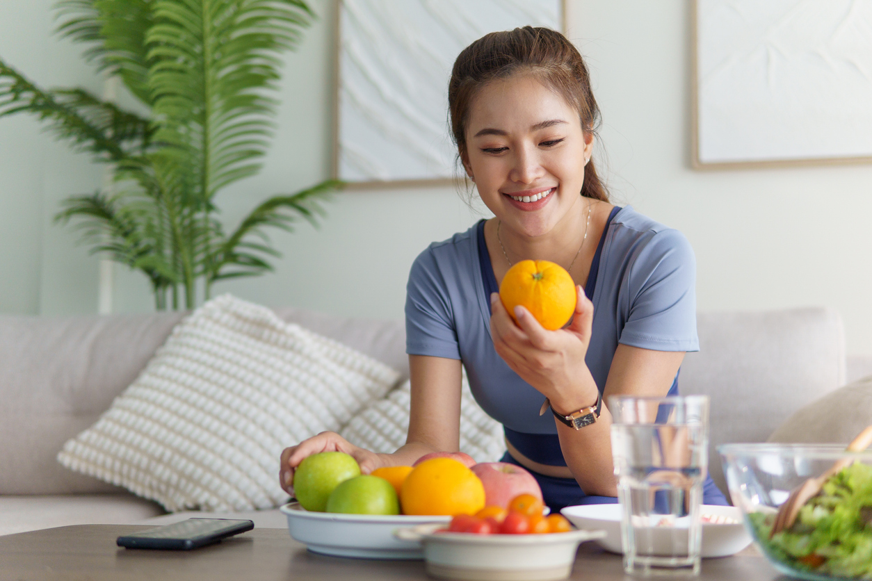 透過多攝取溫暖食物如薑茶、紅棗，並搭配適度運動、按摩、充足睡眠與避免生冷、咖啡因和酒精，能有效緩解經期不適。