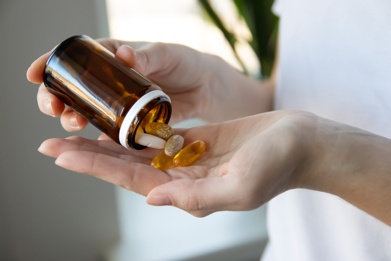 維他命B6是身體代謝和神經健康的重要營養素,其主要功效在於促進蛋白質代謝、穩定情緒與改善睡眠、支持女性荷爾蒙健康、維護心血管,以及協助造血與維持皮膚健康。