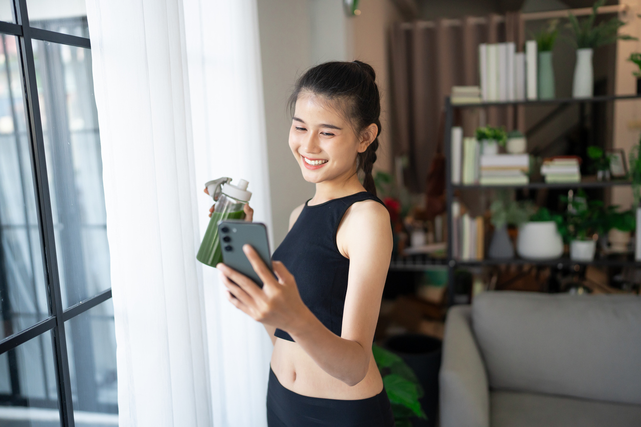 攝取肌酸的重點是每天固定補充以維持濃度，其中運動後是最佳時機（因肌肉吸收力最強），而運動前 30 分鐘或非訓練日隨餐補充也都是可行的選擇。