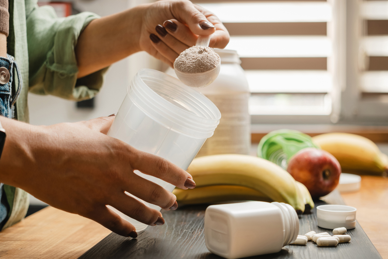 正確使用肌酸的步驟包括：根據需求選擇維持期（3∼5 克/天）或負荷期（20 克/天）劑量；將粉末溶於水或果汁後現泡現喝；建議搭配碳水化合物或乳清蛋白以提升吸收；並確保每天飲用2∼3 公升水以預防脫水。