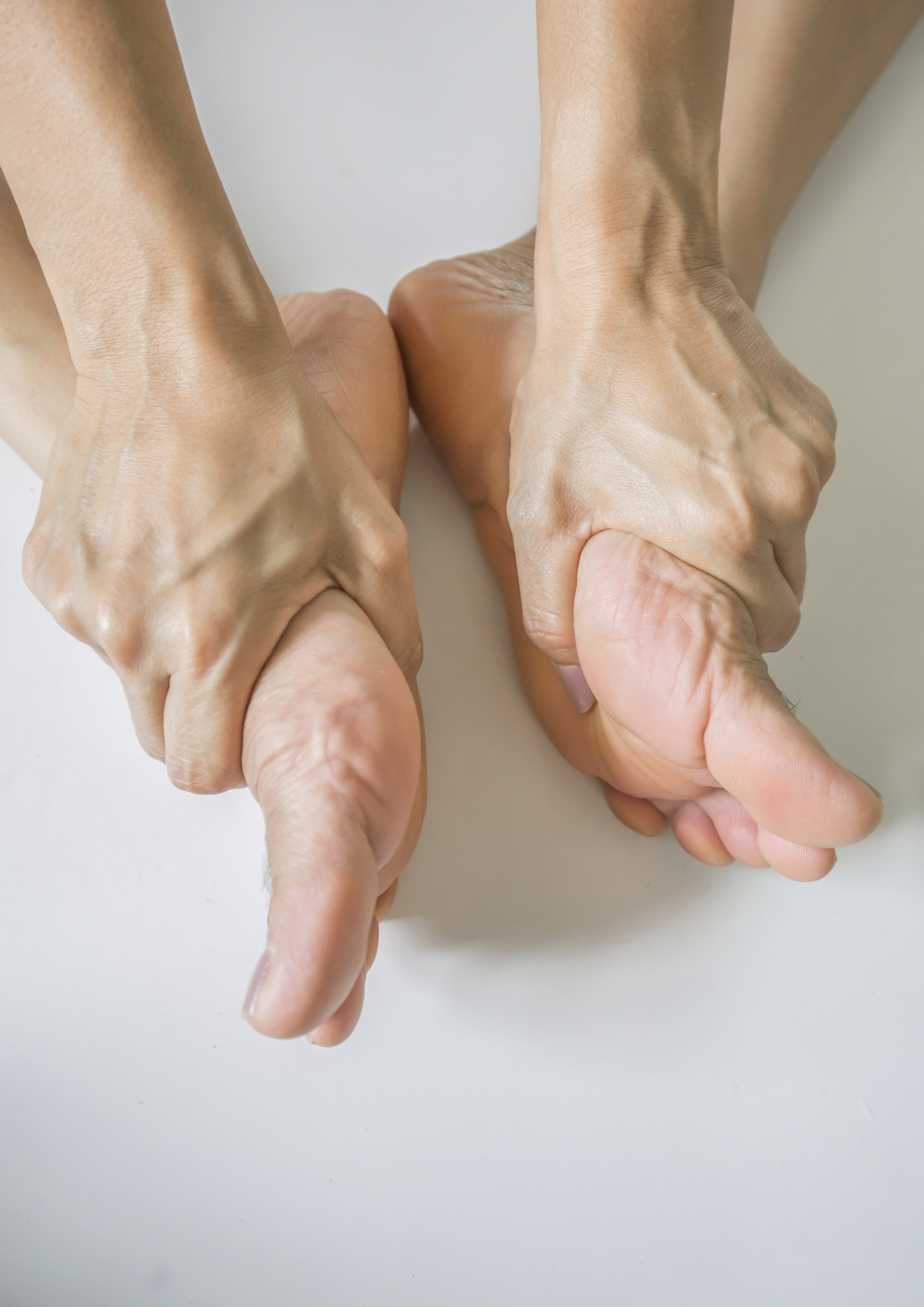 男性腳腫可能是心、腎、肝等慢性疾病的徵兆,也與長時間站立、重體力勞動、高鹽飲食及缺乏運動等生活習慣有關。