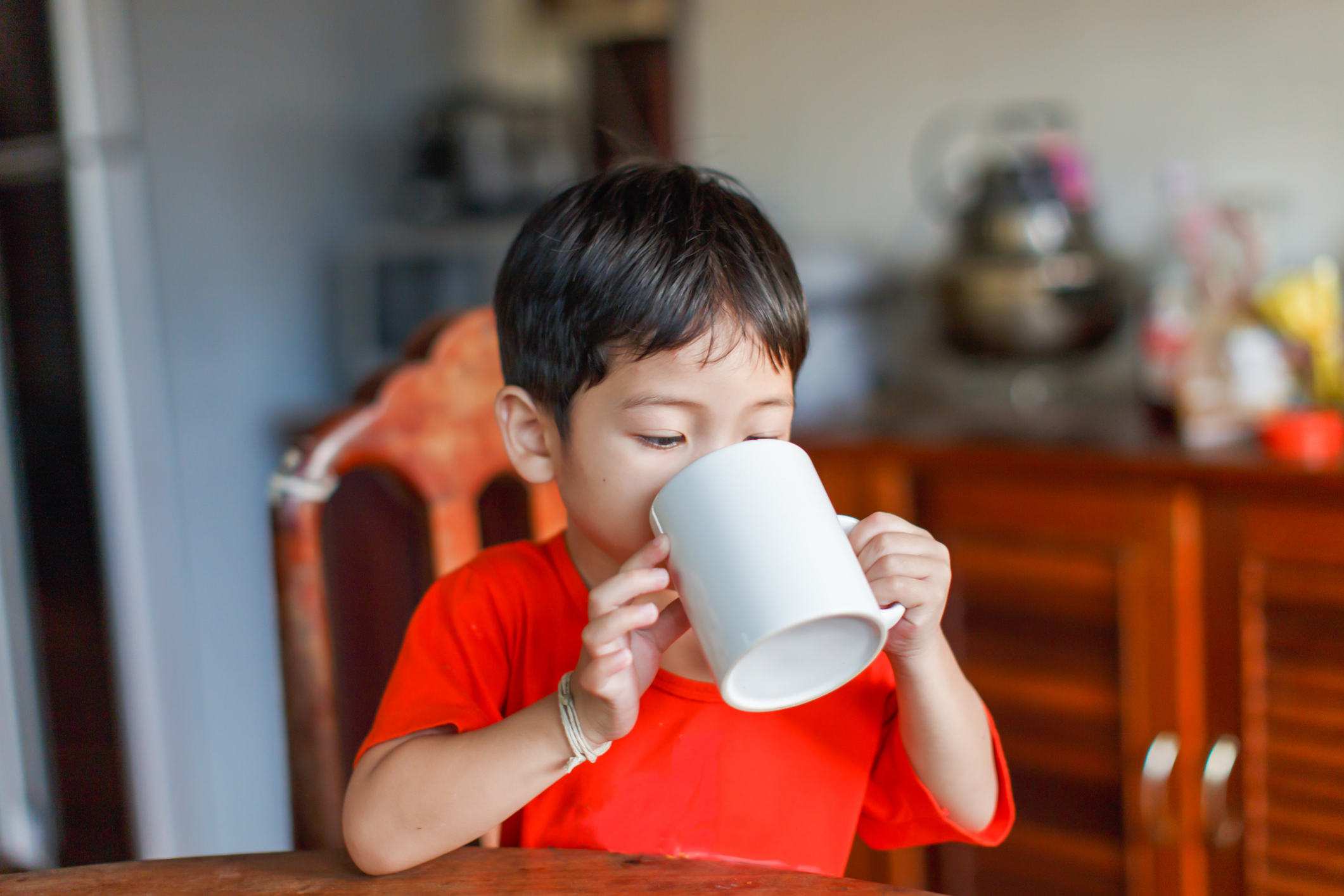 魚腥草蘋果水可偶爾適量給一般健康的小朋友飲用，以助舒緩喉嚨不適，但由於其性質寒涼，體質虛寒或腸胃較弱的孩子應避免或減少飲用，且不宜空腹，建議飲用前諮詢醫生。