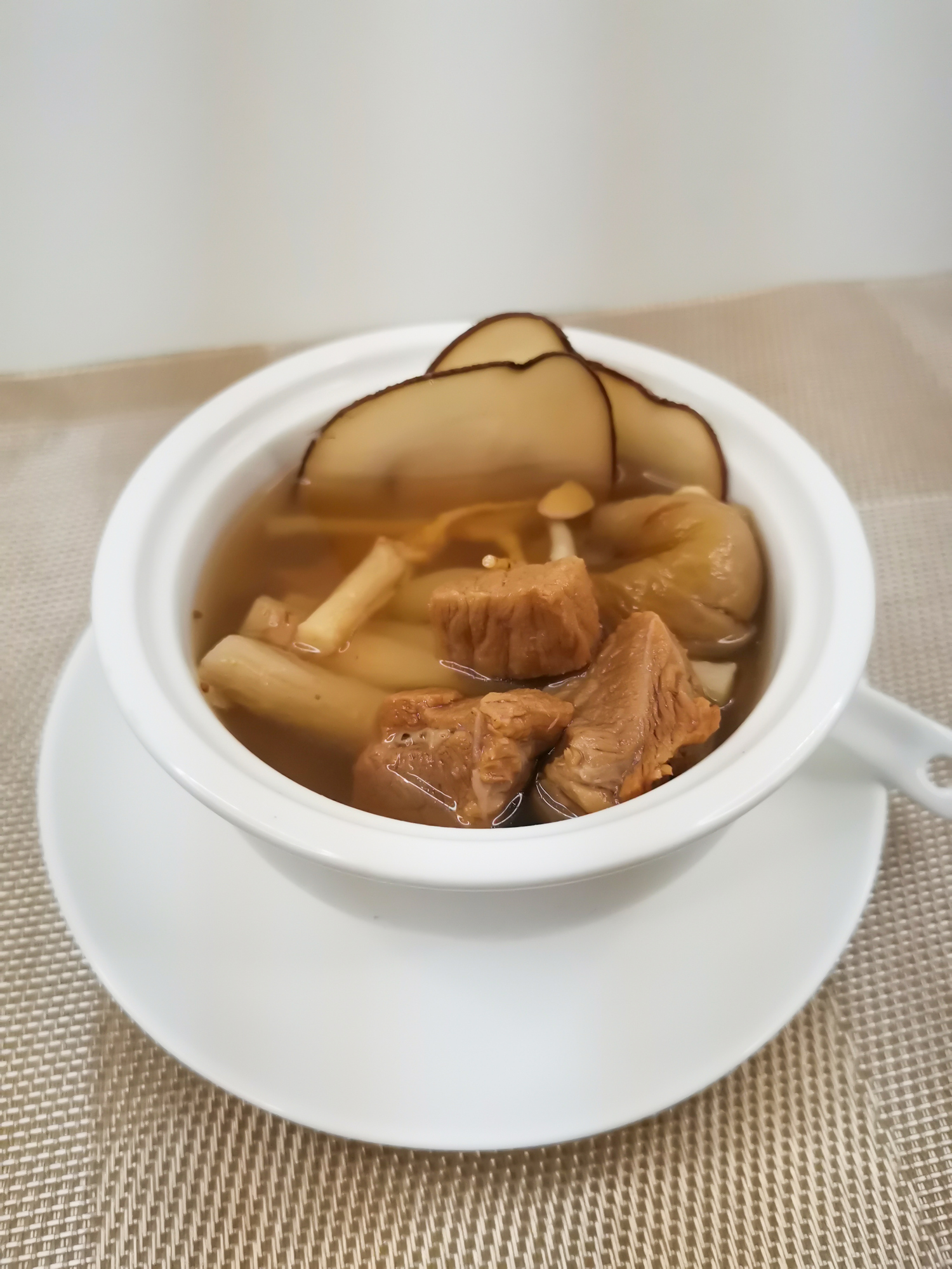 麥冬可搭配多種食材製成湯品,如沙參玉竹湯、花旗參湯或百合雪耳湯,有助於滋陰潤肺、清熱降火與日常養生。